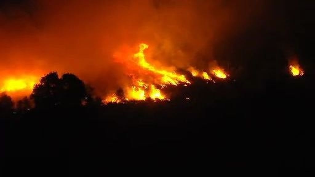 Noche de caos en El Bierzo y en Cualedro por culpa del fuego