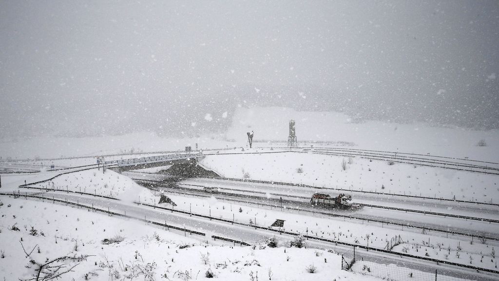 La nieve alcanza casi el metro de espesor en los pueblos del norte de Navarra