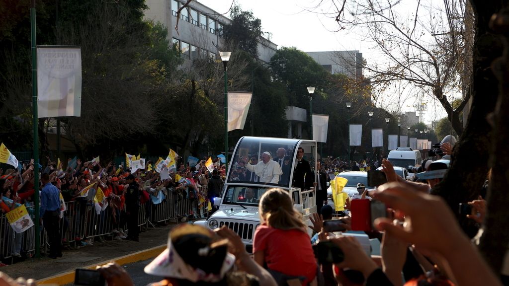 El Papa aboga por la "cariñoterapia"  en su visita a un hospital pediátrico en México