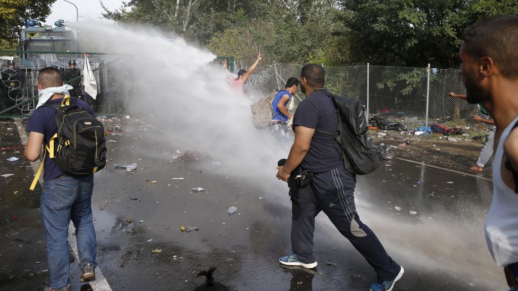 La policía húngara usa gas lacrimógeno y cañones de agua contra los refugiados
