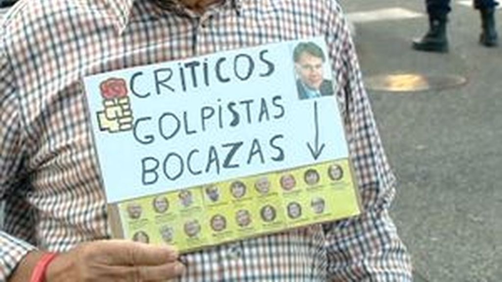 Militantes socialistas acuden a Ferraz para mostrar su apoyo a Pedro Sánchez