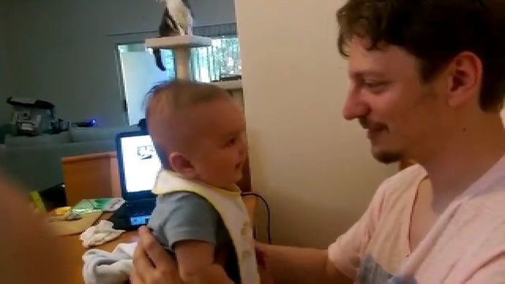 Un bebé de tres meses deja en shock a su padre al decirle ‘Te quiero’ por primera vez