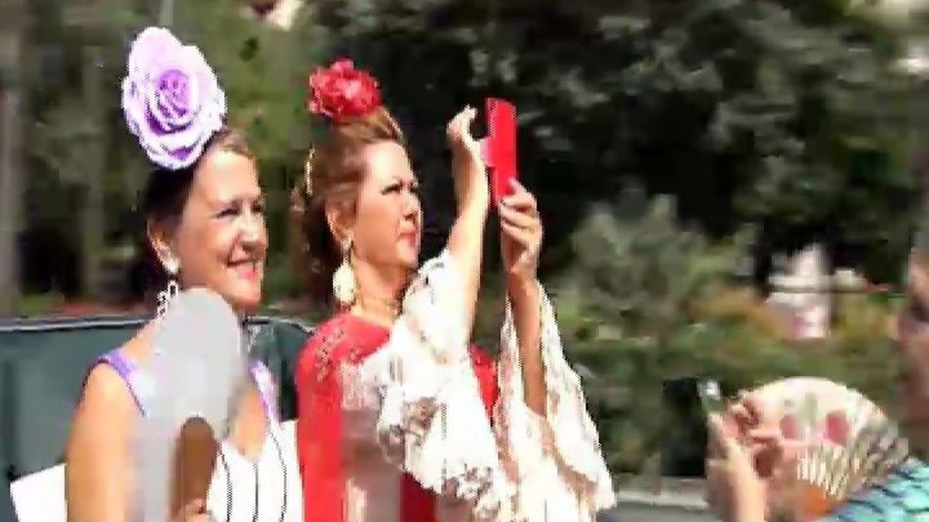 Flor en el pelo, abanico y sombrero cordobés para disfrutar de la Feria de Málaga