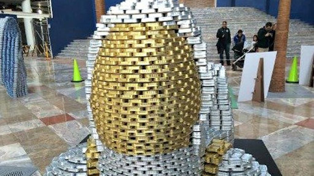 El reto de construir esculturas con latas