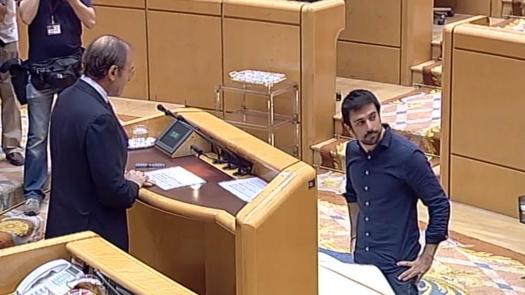 Ramón Espinar, de Podemos, es abucheado por los senadores del PP