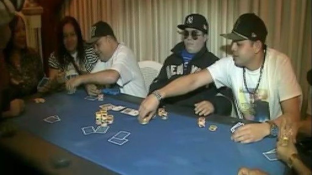 Organizan una timba y sientan al fallecido en la mesa a jugar al póker