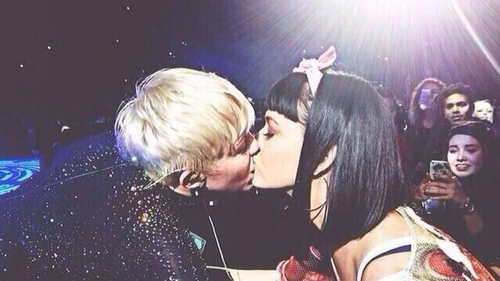 Miley Cyrus vuelve a escandalizar al besar a Kate Perry