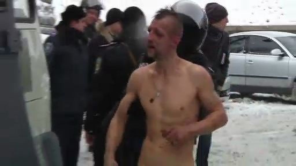La Policía ucraniana obliga a un detenido a desnudarse bajo la nieve