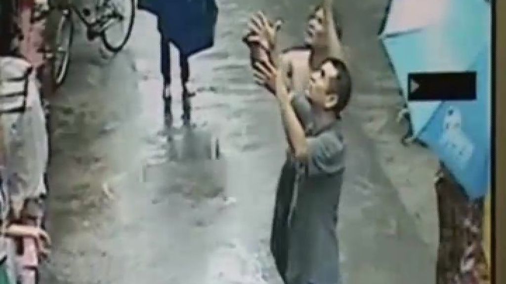 Un hombre 'pilla' al vuelo a un bebé que caía desde un segundo piso Un hombre 'pilla' al vuelo a un bebé que caía desde un segundo piso
