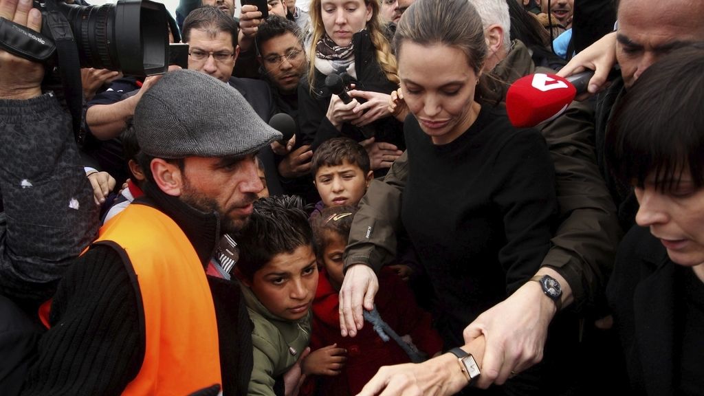 Angelina Jolie llega a Grecia ante una multitud de periodistas y refugiados