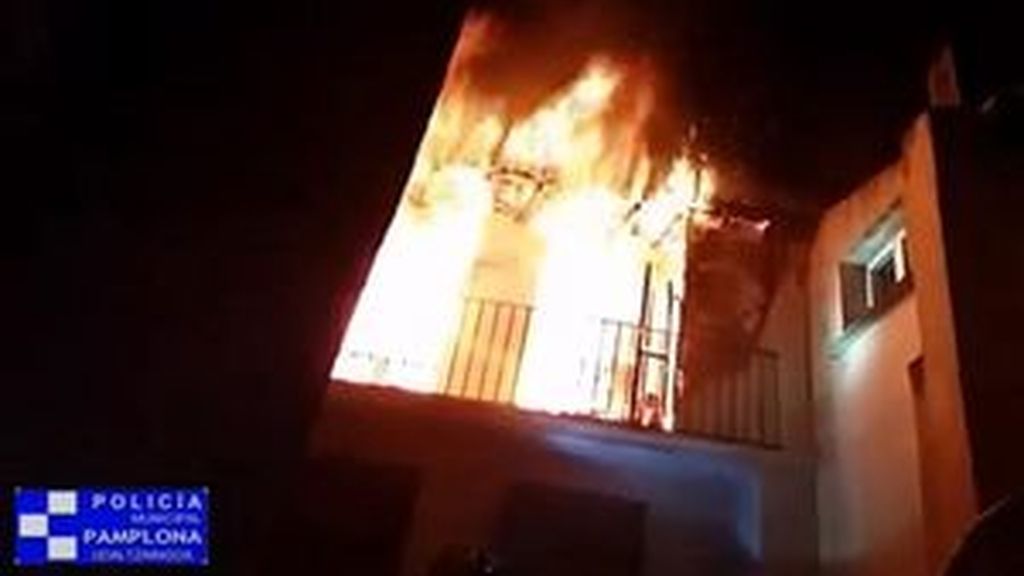 Una joven salta al vacío para escapar de un incendio en Pamplona