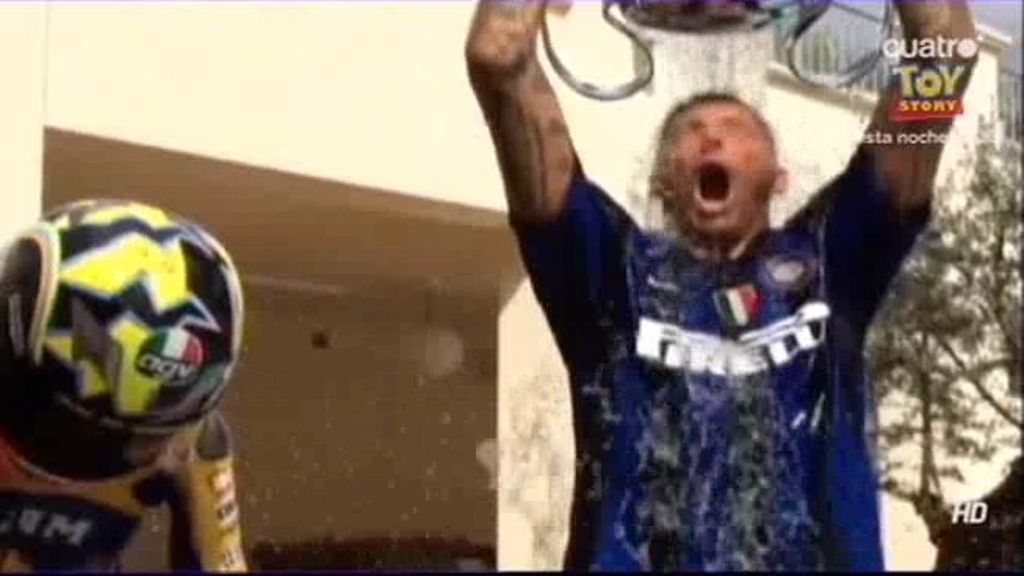 Materazzi se suma al reto del cubo de agua con la Champions y la camiseta de Zidane