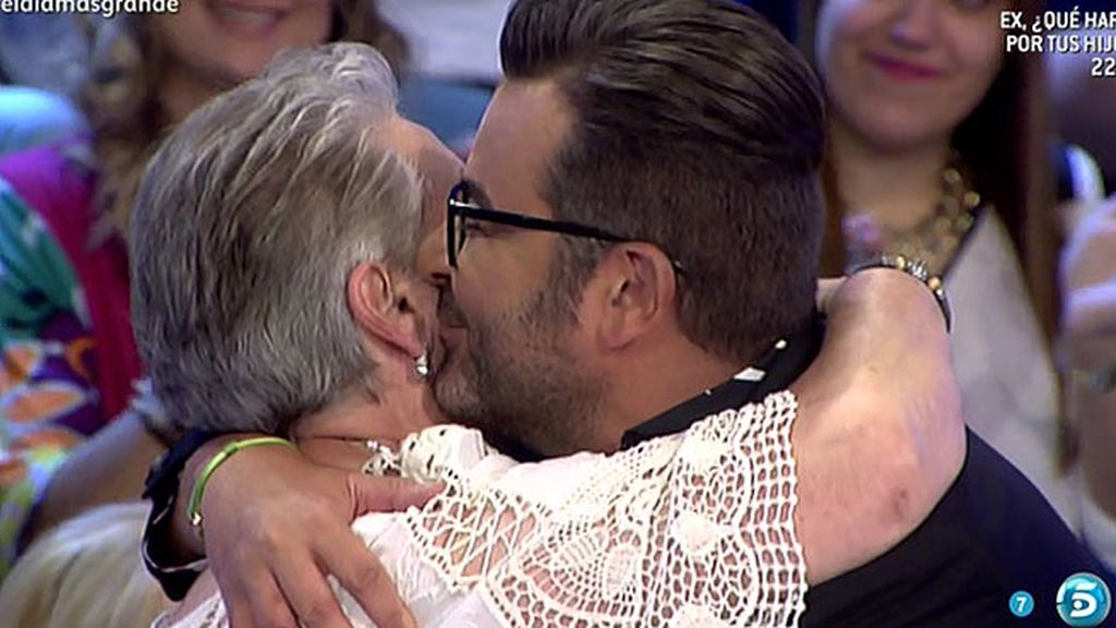 El abrazo de Jorge Javier a su madre