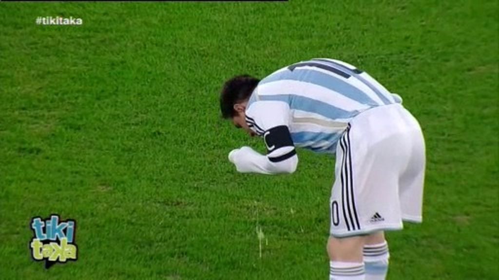 Leo Messi vuelve a vomitar por séptima vez en el césped: ¿Qué le pasa al delantero?
