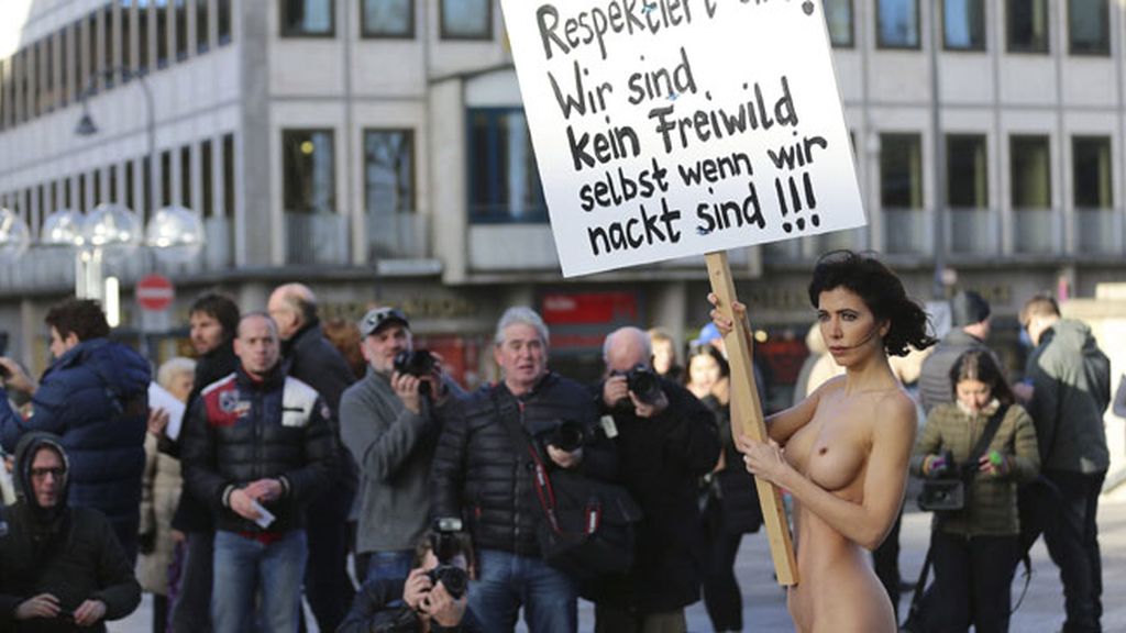 Una mujer se desnuda para denunciar las agresiones de Nochevieja en Colonia
