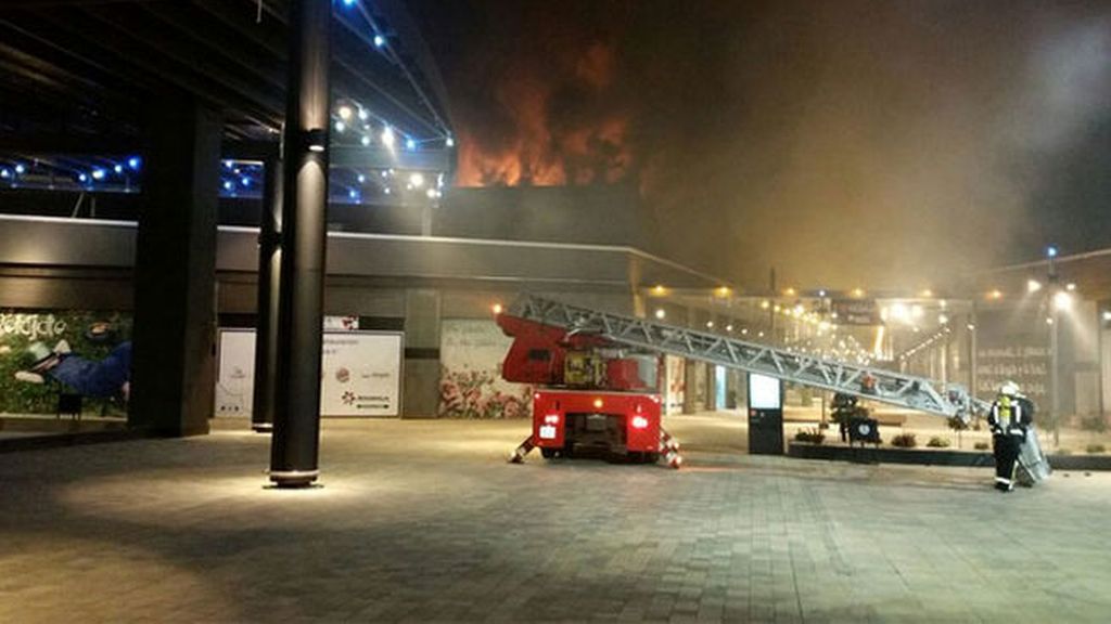 Espectacular incendio en unos cines de un centro comercial en Albacete