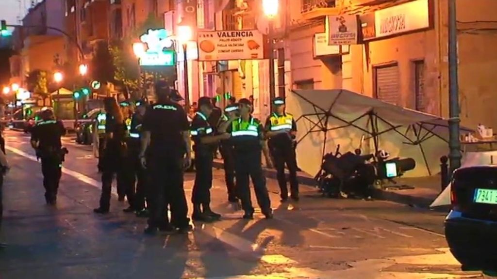 Un motorista embiste contra la terraza de un bar en Valencia y muere una mujer