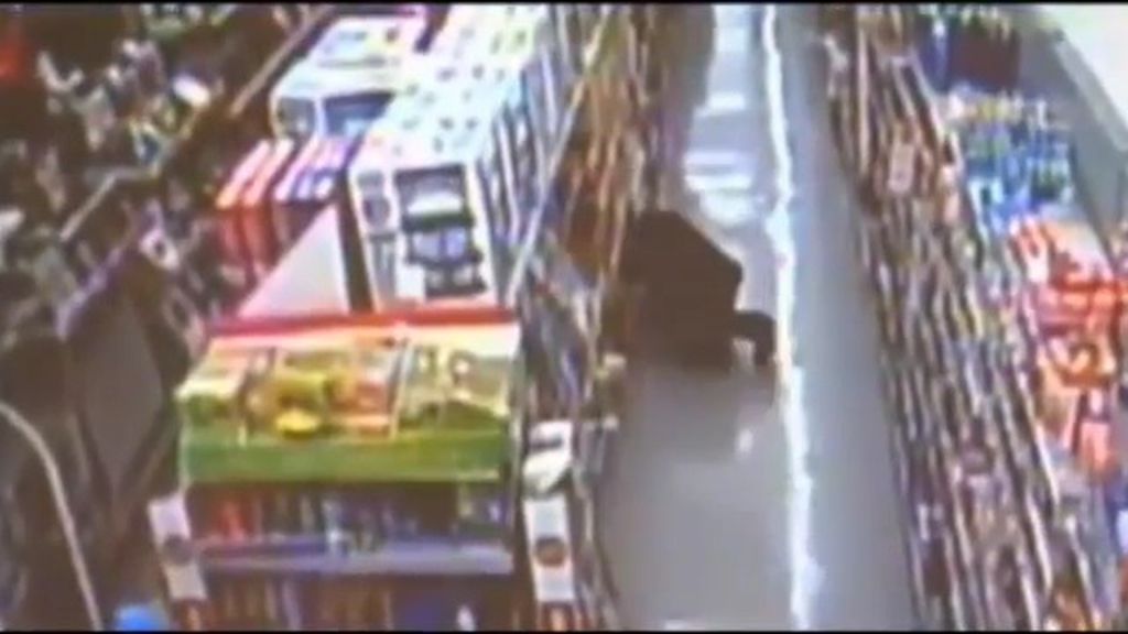 Se esconde dos horas en las baldas del supermercado en un fallido intento de robo