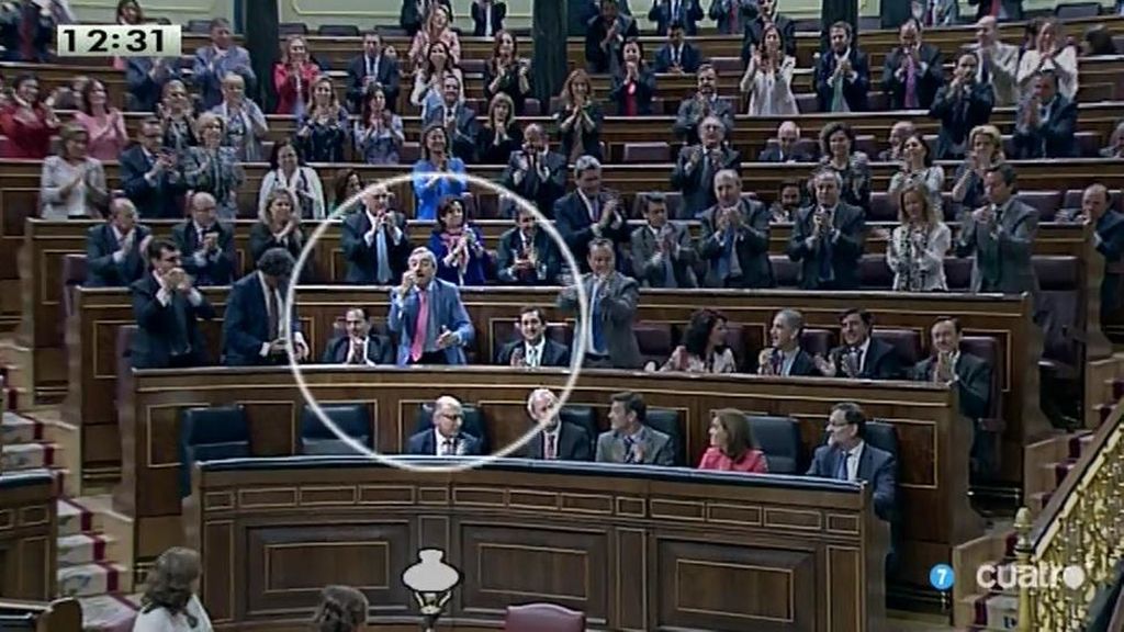 Un diputado del PP celebra la réplica de Rajoy con un gesto de "cómete esa"