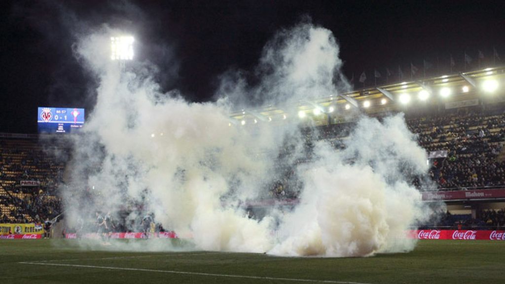 Una granada de gas lacrimógeno obliga a suspender el Villarreal-Celta