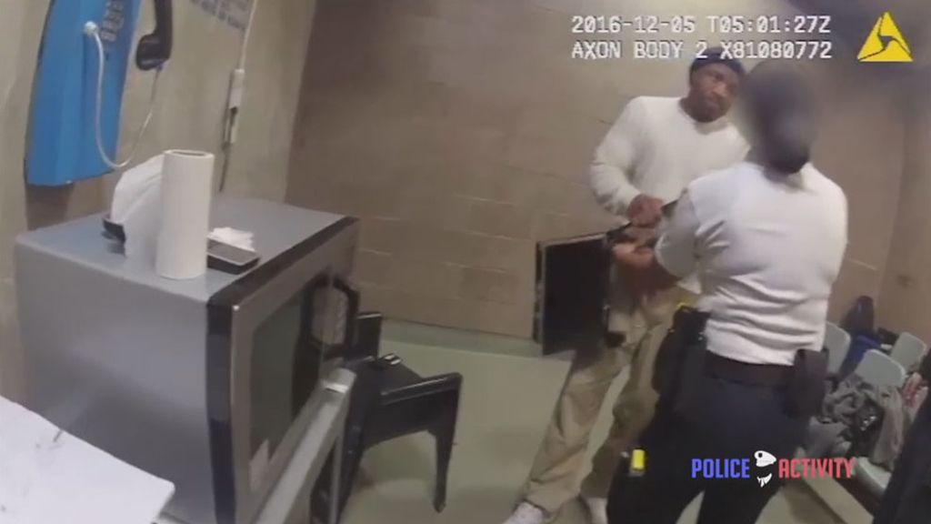 Un preso agrede brutalmente a una funcionaria en Illinois