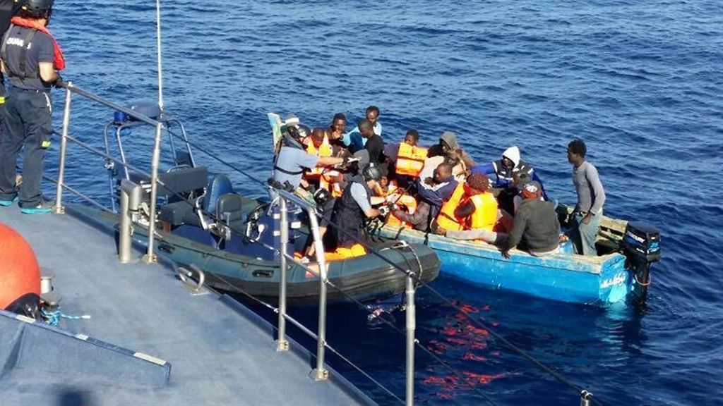 Llegan a Las Palmas los 25 inmigrantes interceptados en patera