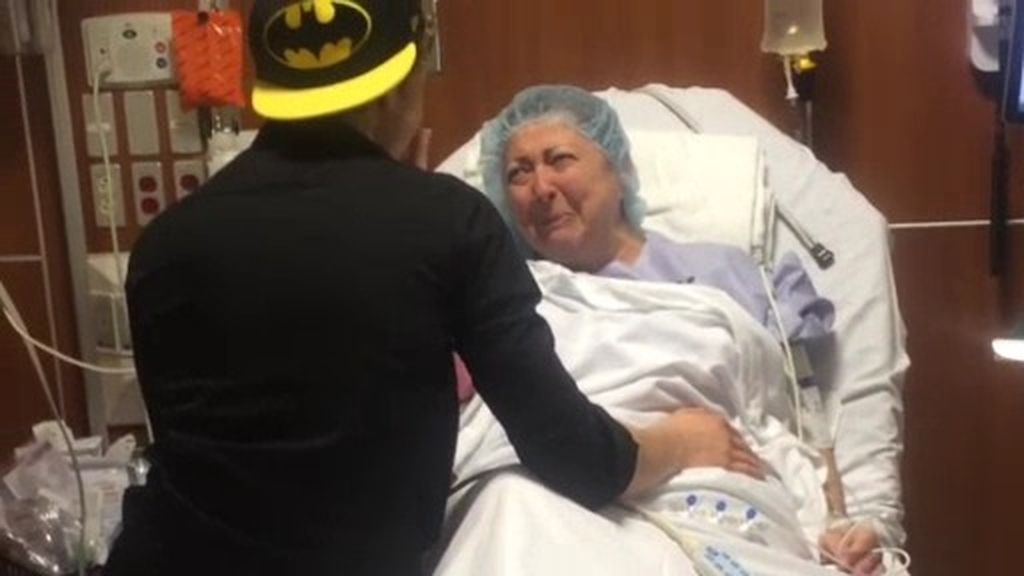 Un joven sorprende a su madre antes de que le hagan un transplante de riñón