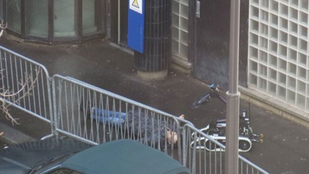 La Policía mata a un hombre armado que intentaba entrar en una comisaría en París