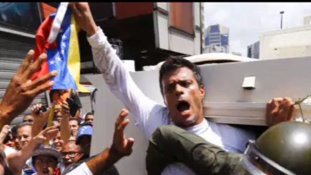 El líder opositor se entrega a la policía en una multitudinaria manifestación en Caracas