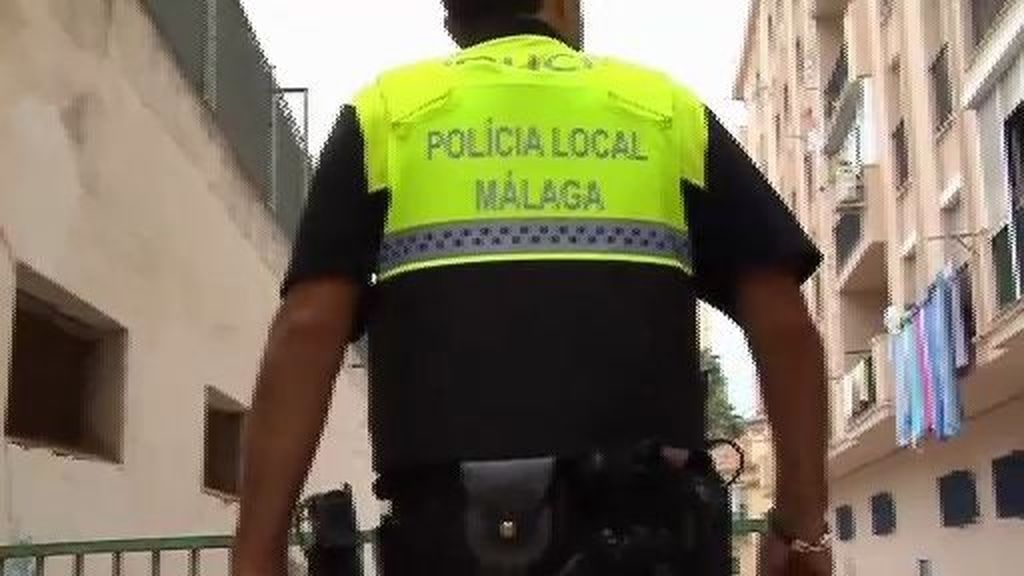 ‘Polícia’ en lugar de ‘Policía’ en los chalecos de los agentes malagueños