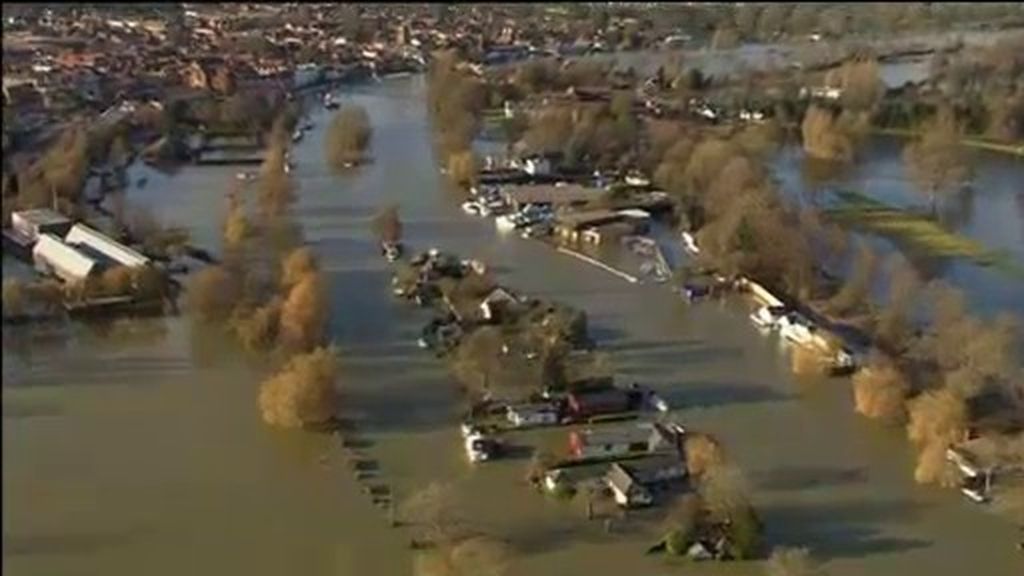 Las inundaciones desesperan a los británicos que reclaman la intervención del ejército