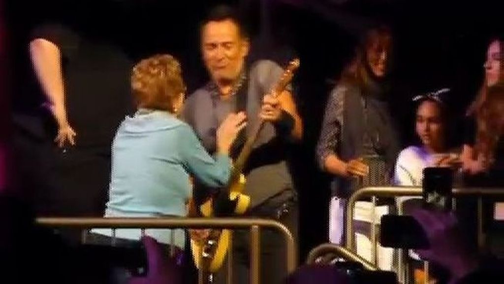 Bruce Springsteen saca a bailar a una mujer muy especial