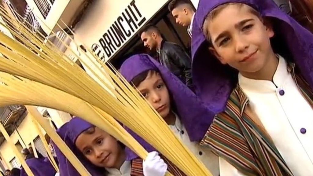 La Pollinica sale con niños en procesión para anunciar la entrada de Jesús en Jerusalén