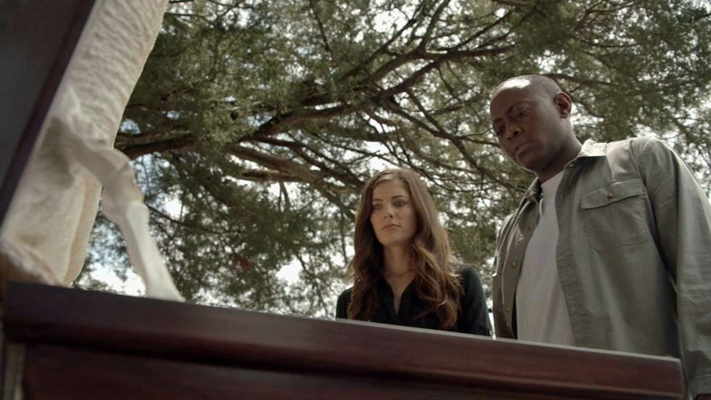 El agente Bellamy y Maggie ven el interior del ataúd de Jacob y Bárbara