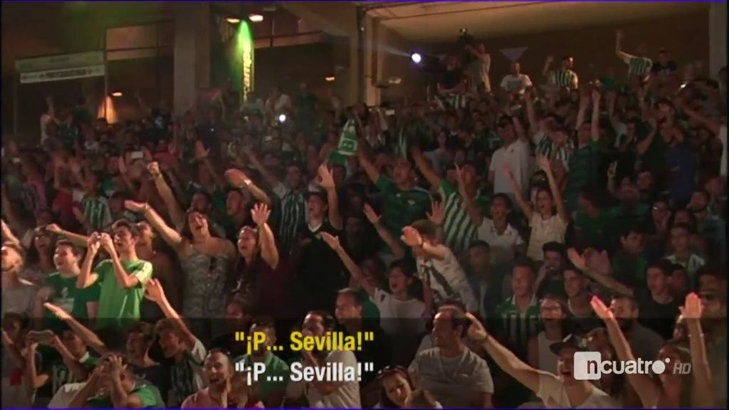 El rapero 'Haze' la lía en la presentación del Betis animando al público a insultar al Sevilla