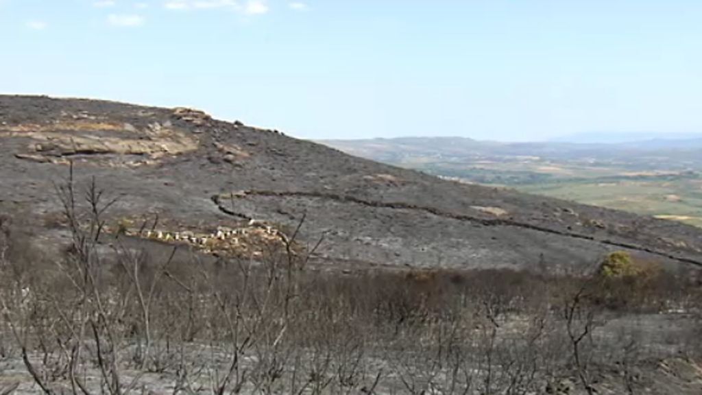 Más de dos días de lucha desesperada para frenar el fuego de Cualedro