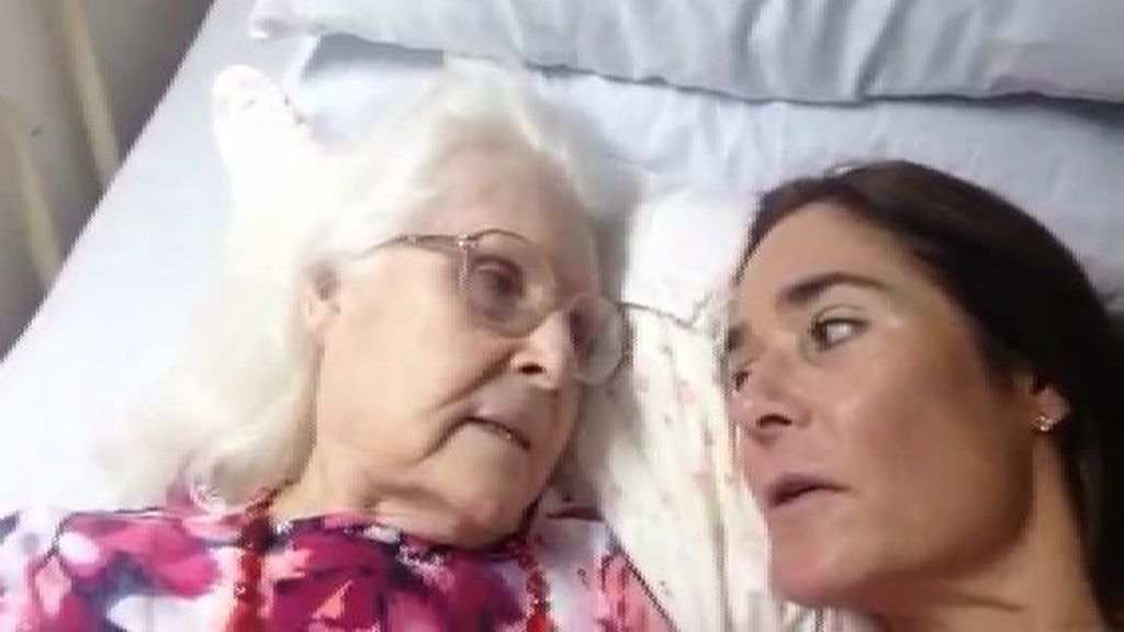Una anciana con Alzheimer reconoce a su hija y le llama por su nombre