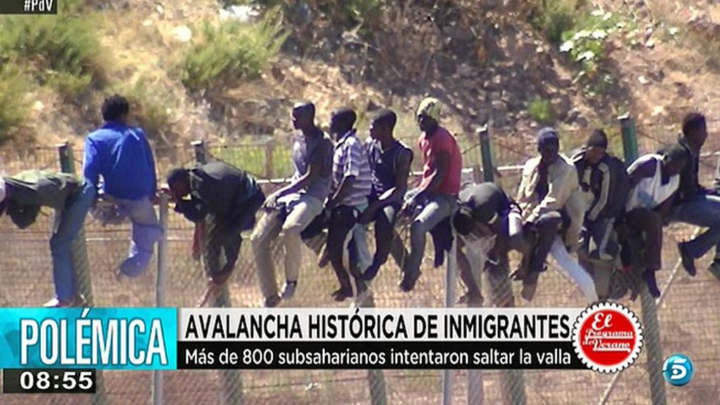 20 subsaharianos permanecieron 16 horas encaramados a la valla