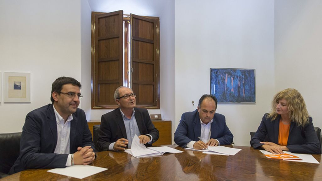 Ciudadanos y el PSOE firman los acuerdos que posibilitan la investidura de Susana Díaz