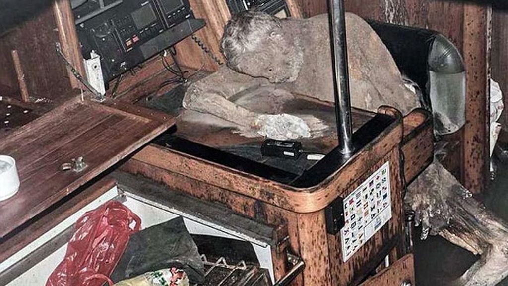 Unos regatistas muestran el hallazgo del capitán momificado de un 'barco fantasma'