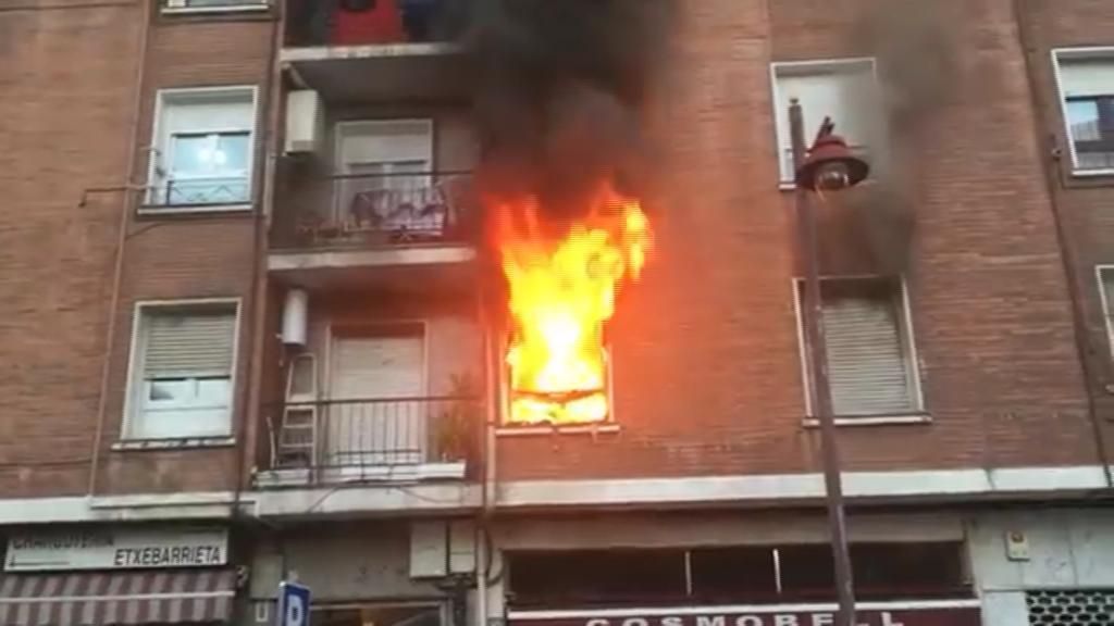 Desalojan a los vecinos de un edificio en llamas en Barakaldo