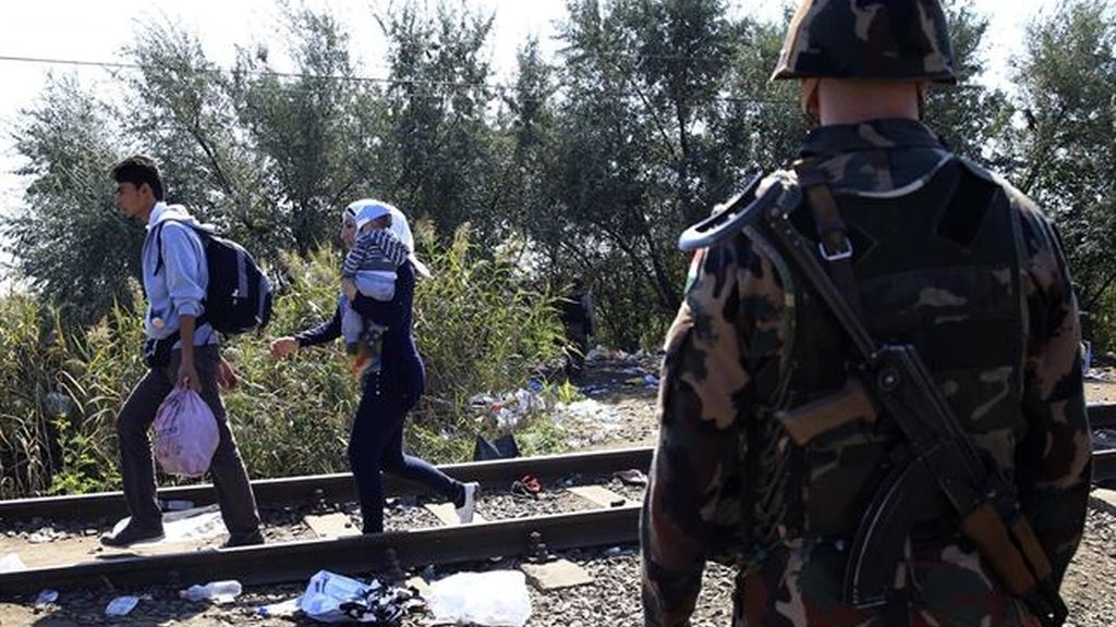La Policía húngara cierra el principal punto de paso de refugiados desde Serbia