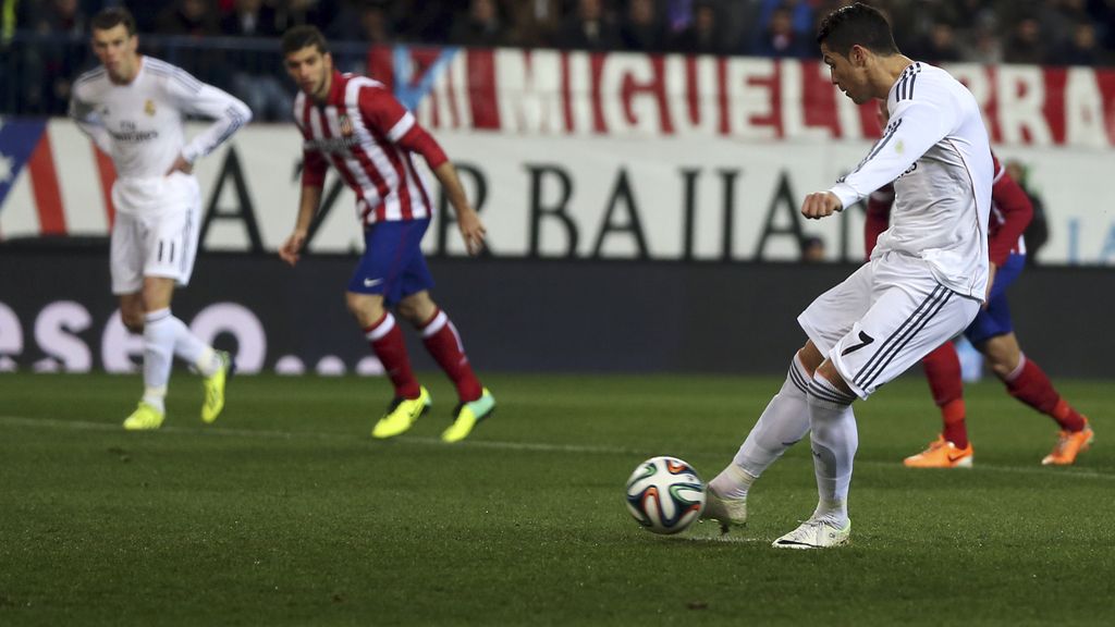 ¿Hay 'piscinazo' de Cristiano Ronaldo en la acción del primer penalti con Manquillo?