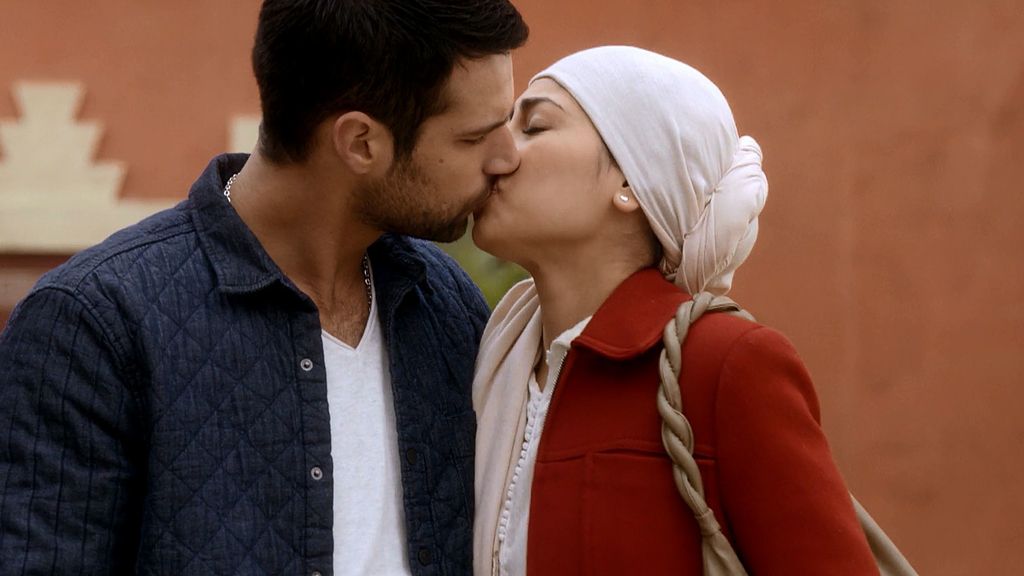 El beso de Paco y Noor