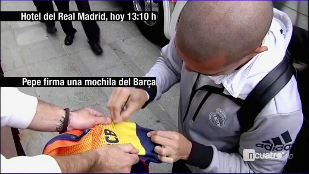 Pepe no se da cuenta a su llegada a Cádiz y... ¡firma una mochila del Barcelona!