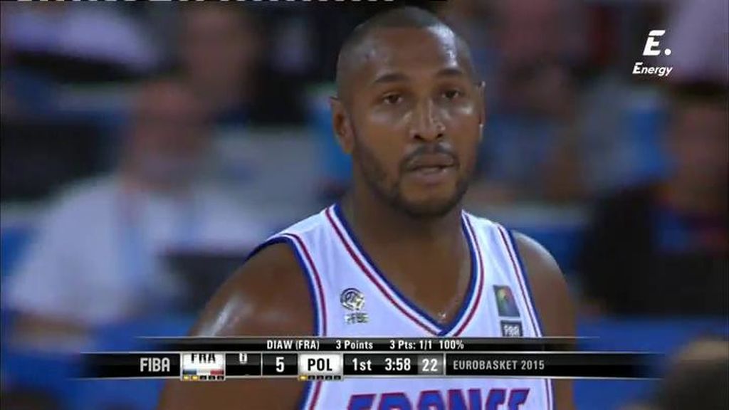 ¡Boris Diaw baila en la pintura, marea a su defensor y anota a aro pasado a una mano!