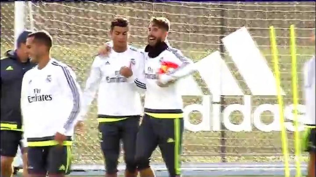 Sergio Ramos y Marcelo se ríen de Cristiano Ronaldo durante el entrenamiento
