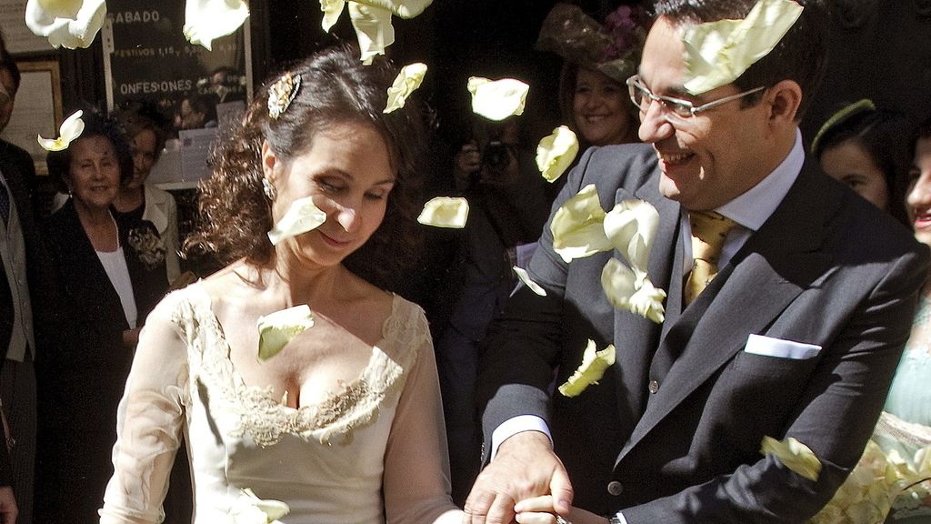 La juez Mercedes Alaya renueva sus votos matrimoniales en Sevilla