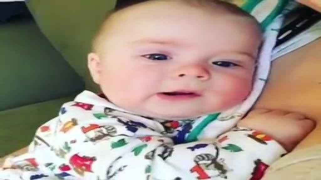 Sorprendente reacción de un bebé tras estornudar