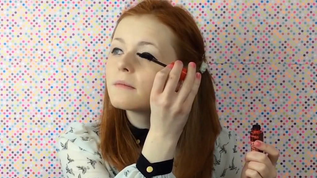 Lily Edwards, la bloguera ciega que triunfa en Internet con su maquillaje